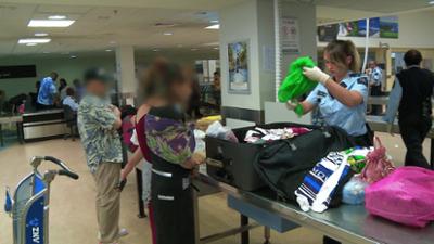 Border Patrol Neuseeland: Staffel 8, Folge 9: Die reiselustige Friseurin