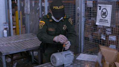 Border Patrol Südamerika: Staffel 1, Folge 17: Die Zollbeamten finden in einer Wasserpumpe Rauschgift