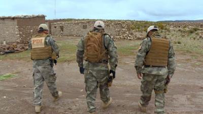 Border Patrol Südamerika: Staffel 1, Folge 2: Eine Gruppe von Passagieren hat gefälschte Ausweise