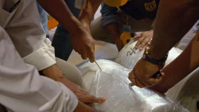 Border Patrol Südamerika: Staffel 1, Folge 9: Eine Frau will mit einem falschen Pass in ein Flugzeug