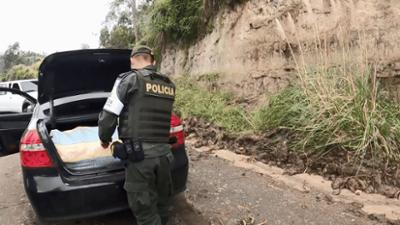 Border Patrol Südamerika: Staffel 2, Folge 12: Drogen in Büchern und undokumentierte Passagiere