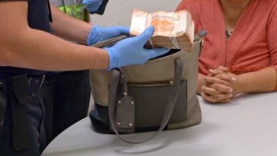 Border Patrol Südamerika: Staffel 1, Folge 6: Ein Mann will Kokablätter außer Landes bringen.