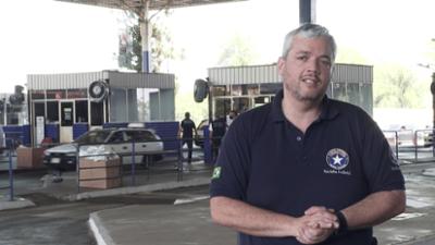Border Patrol Südamerika: Staffel 2, Folge 14: Drogen in einem Surfbrett