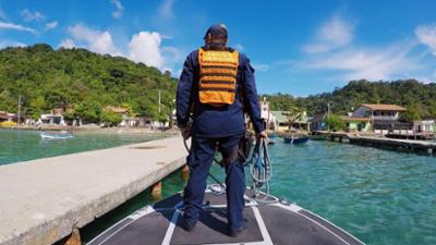 Border Patrol Südamerika: Staffel 1, Folge 8: Eine Reisende hat zwei unterschiedliche Pässe dabei