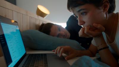 Stalk: Folge 2: Die App