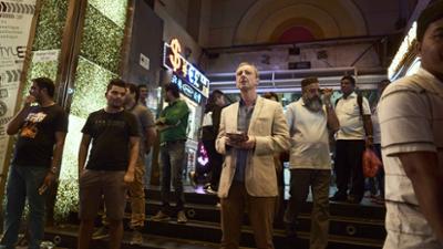 Strangers: Folge 1: Strangers