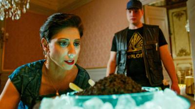 Wischen ist Macht: Folge 12: Party vorbei Wischen ist Macht: Folge 12: Party vorbei