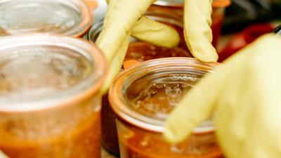 Ochs im Glas (7/8): Im Keller: Doku-Serie