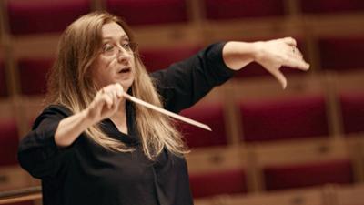 Die Dirigentin Simone Young. "Nennt mich nicht Maestra": Dokumentation