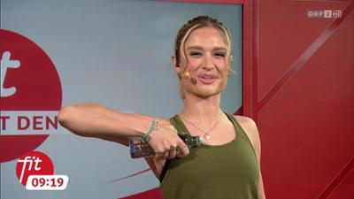 Fit mit den Stars: Kraftübungen mit Flaschen