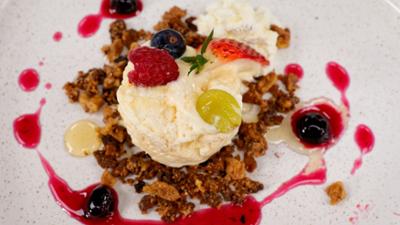 Löwenzahnhonig-Parfait und Kernöl-Tiramisu: Silvia kocht
