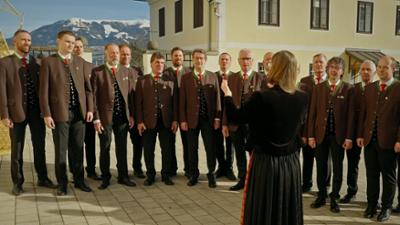 Männerchor mit Dame: kreuz & quer nah dran