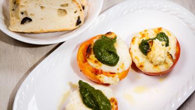 Überbackene Paradeiser mit Kräuterpesto und Ciabatta: Kochroulette