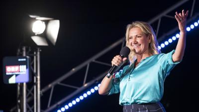 Angelika Niedetzky: verliebt, verlobt und bald verheiratet: Donauinselfest 2023