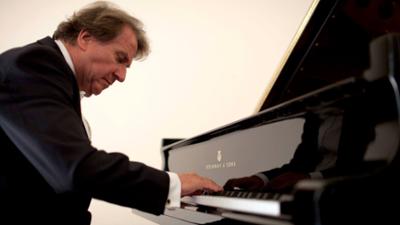 Buchbinder spielt Brahms: Klavierkonzert im Wolkenturm