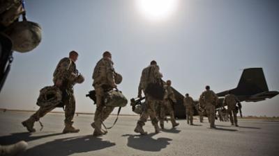 phoenix runde: Großer Zapfenstreich: War der Afghanistan-Einsatz vergeblich? phoenix runde: Großer Zapfenstreich: War der Afghanistan-Einsatz vergeblich?