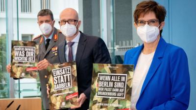 phoenix vor ort: Bundeswehr: "Wir waren selbst überrascht, wie groß das Interesse ist" phoenix vor ort: Bundeswehr: "Wir waren selbst überrascht, wie groß das Interesse ist"