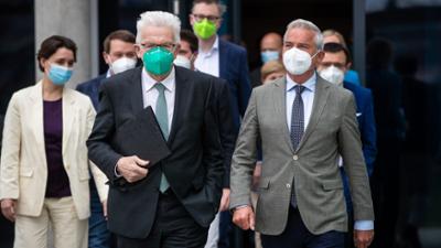 phoenix vor ort: Baden-Württemberg: Grüne und CDU stellen Fahrplan für Koalitionsverhandlungen auf phoenix vor ort: Baden-Württemberg: Grüne und CDU stellen Fahrplan für Koalitionsverhandlungen auf