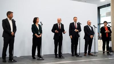 phoenix vor ort: Parteispitzen empfehlen Gremien Aufnahme von Koalitionsverhandlungen