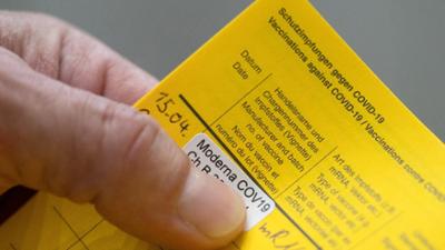 phoenix vor ort: Bundesrat: Fälschung des Impfpasses steht künftig unter Strafe