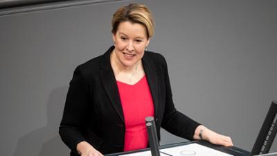 phoenix vor ort: Bundestag: Debatte um Kinder- und Jugendstärkungsgesetz