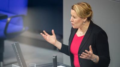 phoenix vor ort: Reform des Bundeselterngeld- und Elternzeitgesetzes beschlossen