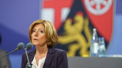 phoenix vor ort: Ministerpräsidentin Dreyer zur Flutkatastrophe im Ahrtal