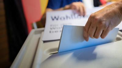 unter den linden: Partnerwahl - Wie weit darf politischer Extremismus gehen?