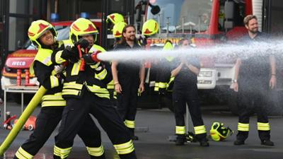 Die Job-Touristen: Wir lernen jetzt was Richtiges: Staffel 1 Folge 1 Die Job-Touristen: Feuerwehr