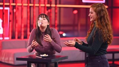 Die Stapelshow: Mareike & Cassandra: 15 Brausetabletten auf einen Holzspatel stapeln - geht das?