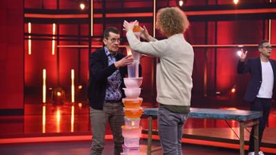 Die Stapelshow: Hartwig & Jörg: Können sie in fünf Minuten 17 Tupperdosen stapeln?