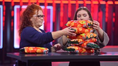 Die Stapelshow: Elke & Shanice: Wie schwer kann es sein, sieben Chips-Tüten zu stapeln? Die Stapelshow: Elke & Shanice: Wie schwer kann es sein, sieben Chips-Tüten zu stapeln?