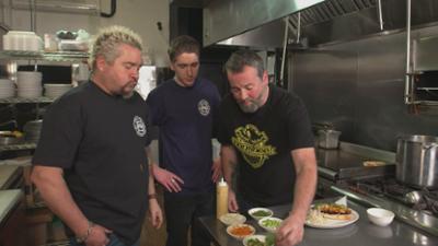 American Food Trip - mit Guy Fieri: Staffel 29 Folge 18 Kochen für den Wiederaufbau