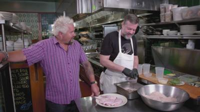 American Food Trip - mit Guy Fieri: Staffel 30 Folge 19 In Alaska wird mit Eis gekocht
