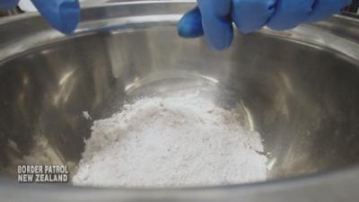 Border Patrol New Zealand - Einsatz an der Grenze: Staffel 11 Folge 6 Weißes Pulver aus Brasilien