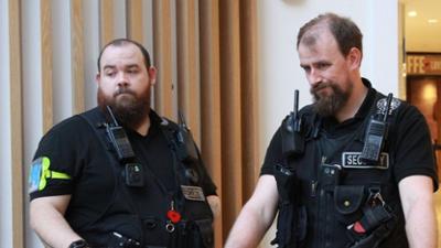Gauner vs. Kaufhaus-Cops: Gefälschte Waren und scharfe Waffen Gauner vs. Kaufhaus-Cops: Gefälschte Waren und scharfe Waffen