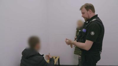 Gauner vs. Kaufhaus-Cops: Staffel 2 Folge 10 Die Straßengang