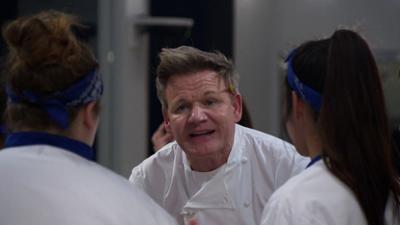 Hell's Kitchen: Staffel 20 Folge 16 Das Duell der jungen Wilden Hell's Kitchen: Staffel 20 Folge 16 Das Duell der jungen Wilden