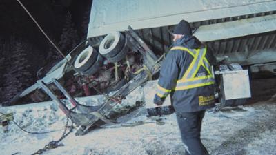 Highway Heroes Canada: Staffel 12 Folge 14 Ein Haufen Blech und Geschenke Highway Heroes Canada: Staffel 12 Folge 14 Ein Haufen Blech und Geschenke