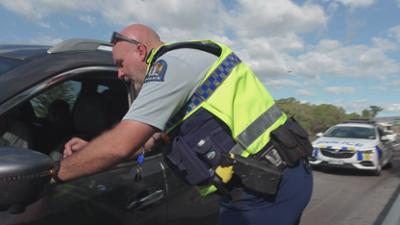 Police Force - Einsatz in Neuseeland: Staffel 20 Folge 7 Abkürzung durchs Gebüsch