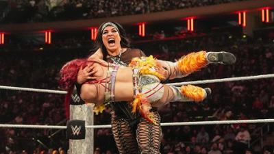 WWE RAW: Raquel Rodriguez wirft IYO SKY durch den Ring