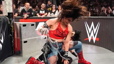 WWE RAW: Wilder Street Fight zwischen Stephanie Vaquer und Raquel Rodriguez