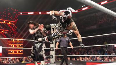 WWE RAW: Penta konfrontiert Dominik Mysterio in einem hart umkämpften Match
