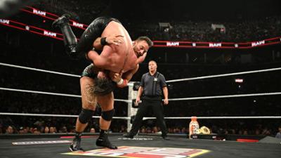 WWE RAW: Seth Rollins sorgt für großes Chaos im Match gegen LA Knight WWE RAW: Seth Rollins sorgt für großes Chaos im Match gegen LA Knight