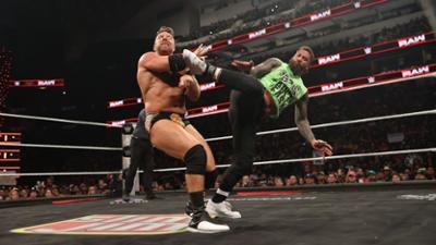 WWE RAW: LA Knight und CM Punk geraten in Fight mit den Usos