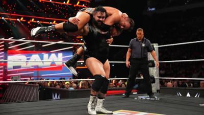 WWE RAW: LA Knight und "Big" Bronson Reed liefern sich heftigen Schlagabtausch