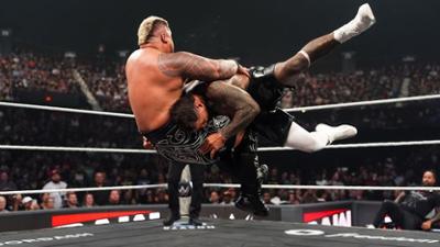 WWE RAW: Jey Uso in spektakulärem Match gegen Solo Sikoa