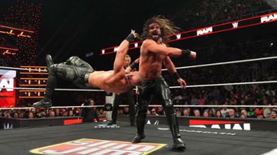 WWE RAW: Austin Theory gegen Seth Rollins nimmt unterwartete Wendung