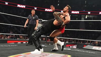 WWE RAW: The Usos stellen ihre Tag Team Power gegen LA Knight und Solo Sikoa unter Beweis