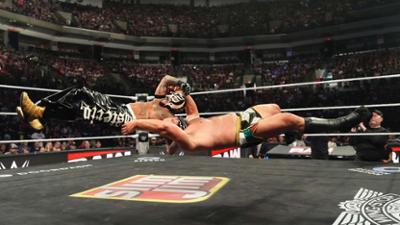 WWE RAW: Rey Mysterio jagt Rusev durch den Ring